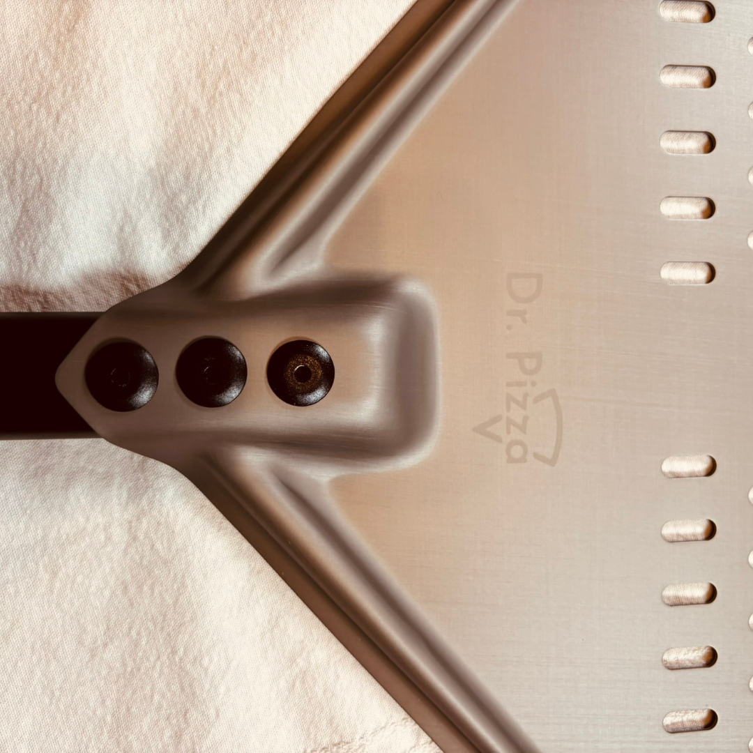 Dr. Pizza 12" perforált alumínium vető pizzalapát – hosszú nyéllel - Image 2